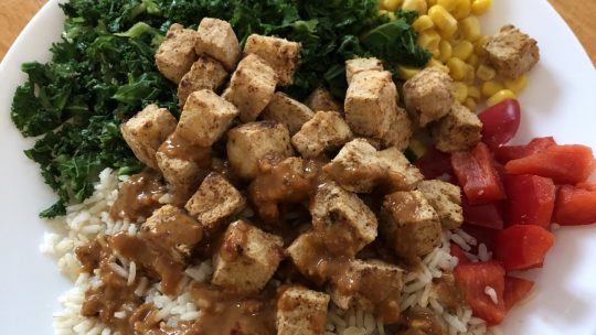 Recept: Poké bowl met tofu en zelfgemaakte pindasaus